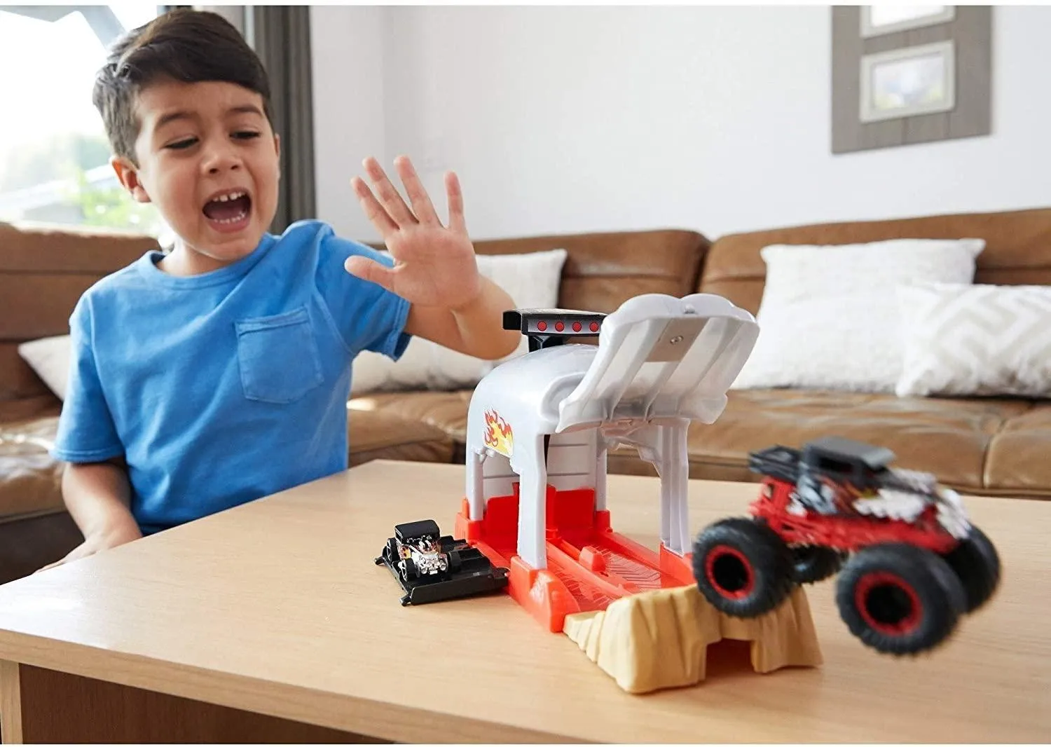 Hot Wheels GKY02 Monster Trucks Pit and Launch Bone Shaker Playset
