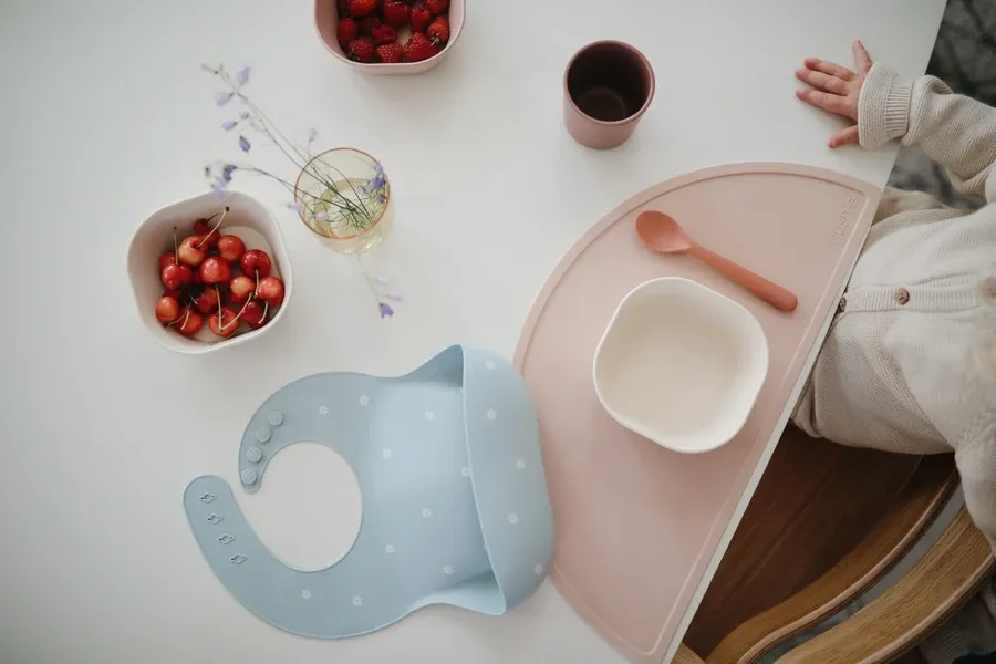 Mushie Silicone Baby Bib | Blue Daisy